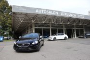 Volvo V40 v originální sportovní specifikaci R-Design s automatickou převodovkou. - Autosalon Šedivý & Šmejkal, Praha-Prosek