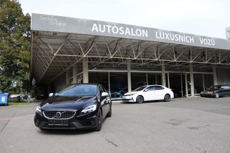 Volvo V40 v originální sportovní specifikaci R-Design s automatickou převodovkou. - Autosalon Šedivý & Šmejkal, Praha-Prosek